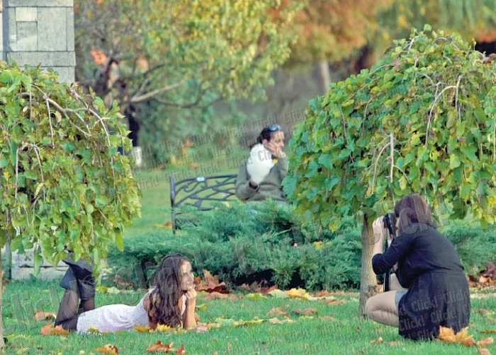 Tinerii au profitat de vremea caldă şi s-au fotografiat în iarbă