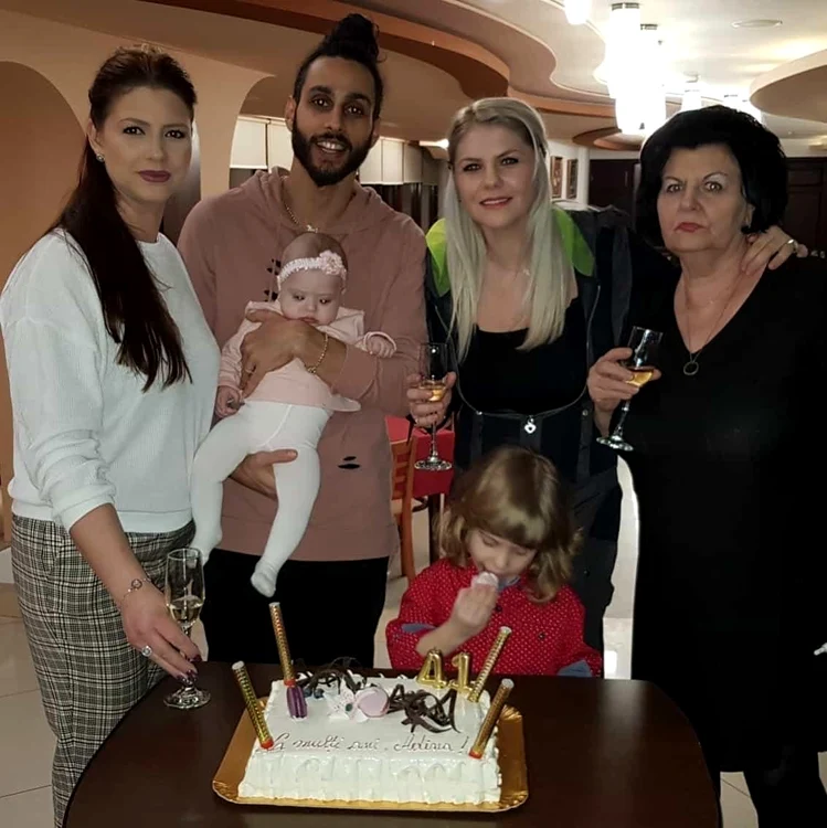 Mama și sora ei îi sunt de real ajutor