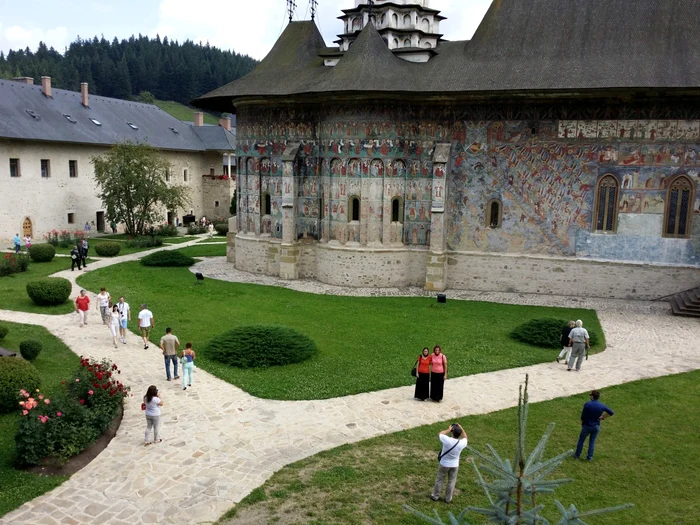 „Kistch-ul religios se amestecă periculos de dizgraţios cu spiritualitatea autentică.”