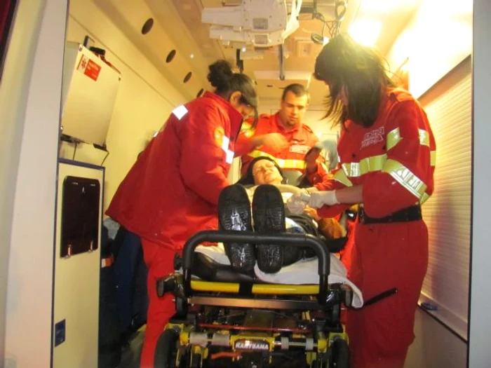 Două persoane au primit îngrijiri medicale la fața locului