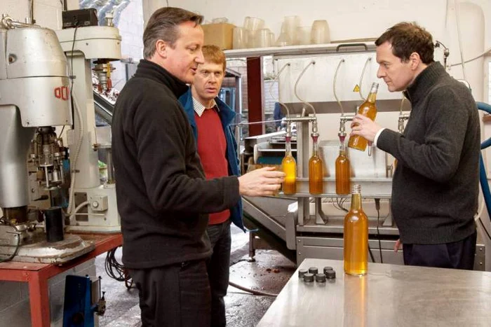 David Cameron şi George Osbourne au vizitat o fabrică de cidru, cu întreaga presă după ei