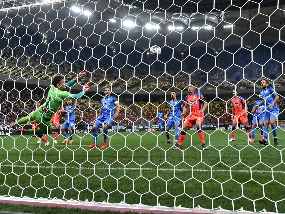 
    Jucătorii FCSB-ului n-au știut să profite de lipsa de experiență a portarului DobreFoto: sportpictures.eu  