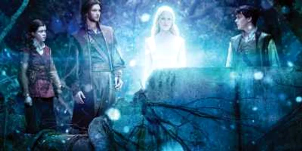Lucy (Georgie Henley), Caspian (Ben Barnes) şi Edmund (Skandar Keynes, dreapta)