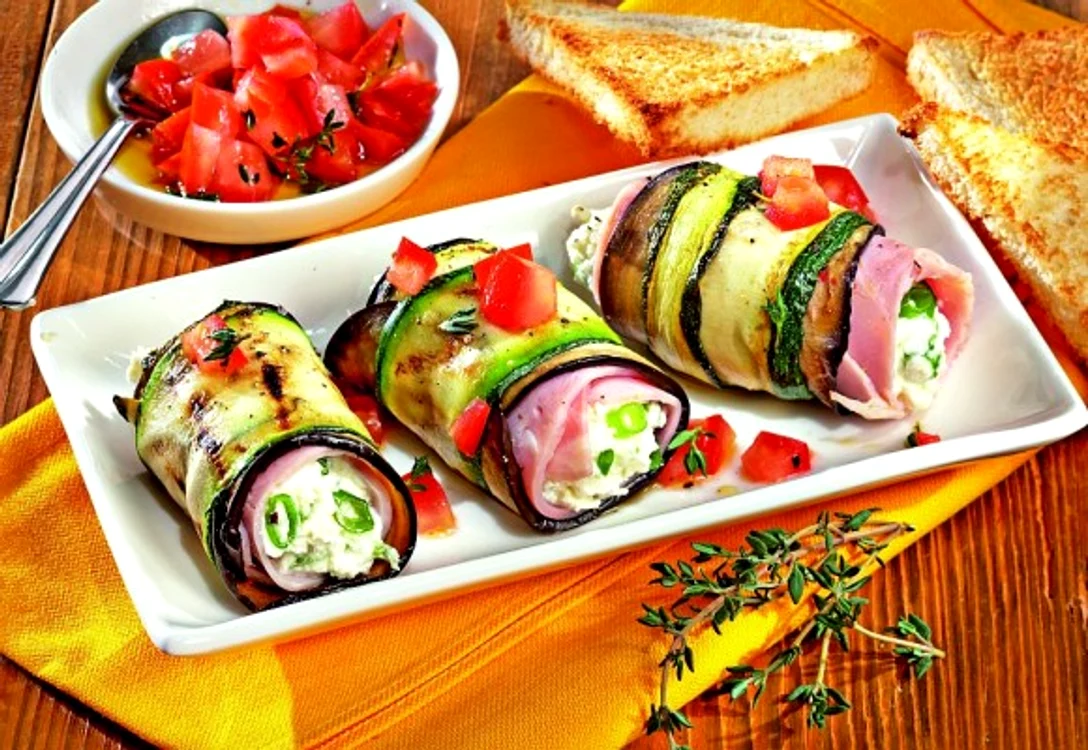 
    De la un aperitiv apetisant nu puteau lipsi aceste delicioase rulouri cu vinete si suncaclickpoftabuna.ro  
