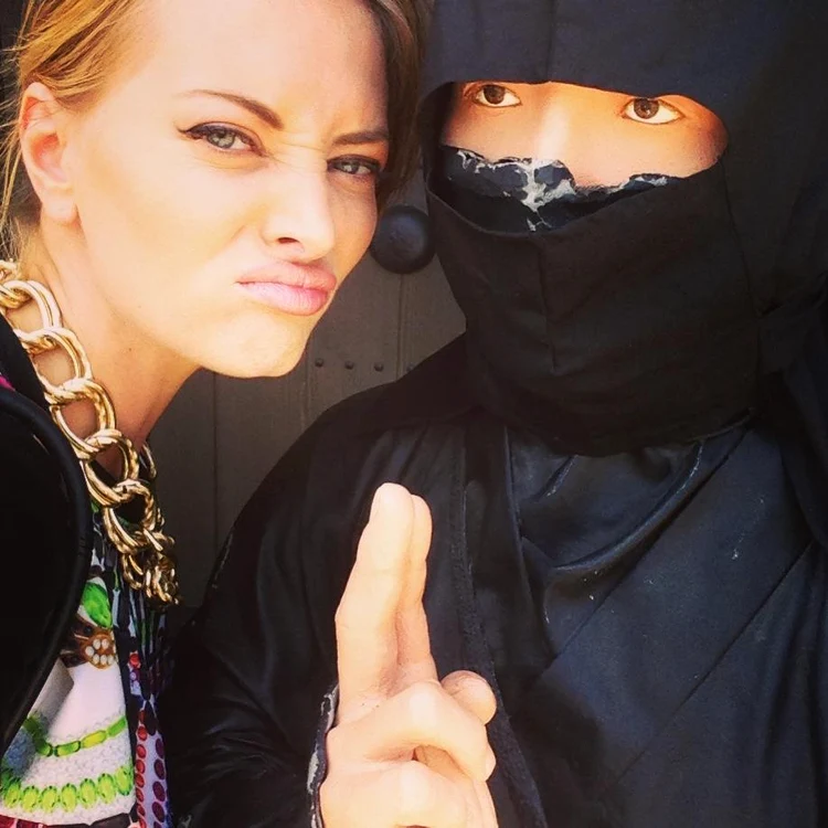 Delia Matache cu un luptator ninja