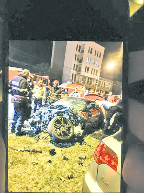 Maşina Aston Martin, făcută praf în accident