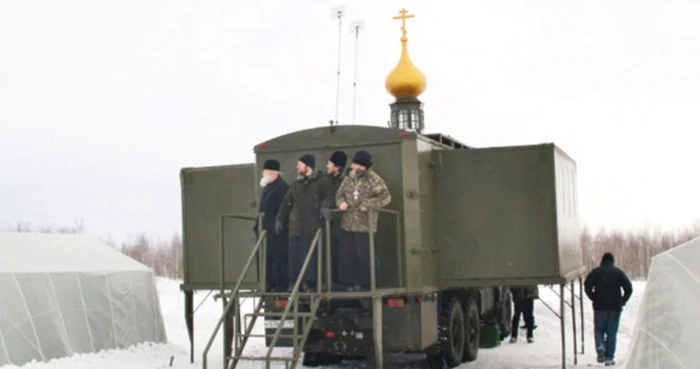 Biserica poate fi paraşutată oriunde se află staţionată câte o trupă de militari ruşi. Foto: RT.com