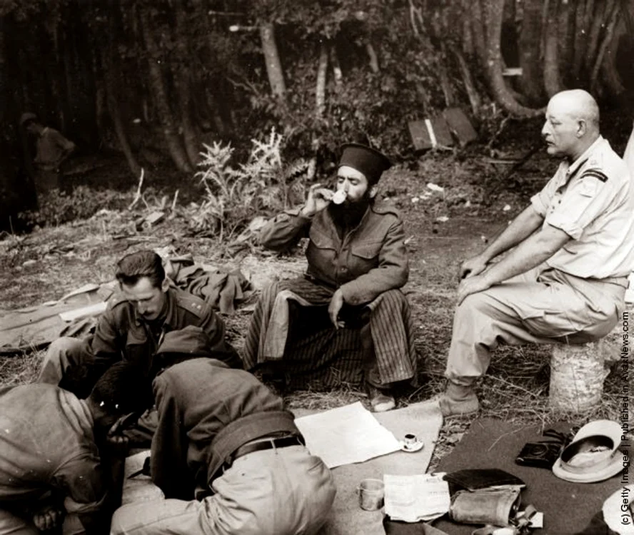 Ofiţerii planifică asaltul asupra Muntelui Kiafa,  în timp ce un preot ortodox grec bea cafea,  1947 (Federico Patellani/Getty Images)