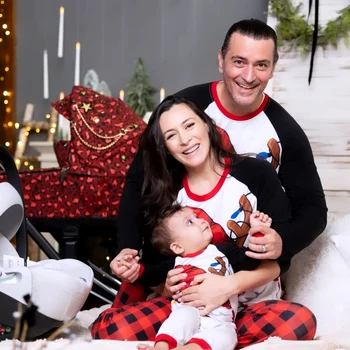 Cătălina Ponor, Bogdan Jianu și fiul lor, Vlad, așteaptă venirea pe lume a următorului membru al familiei. FOTO: Instagram/The Art Place