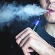 shutterstock 1026039940 adolescenti vaping jpg