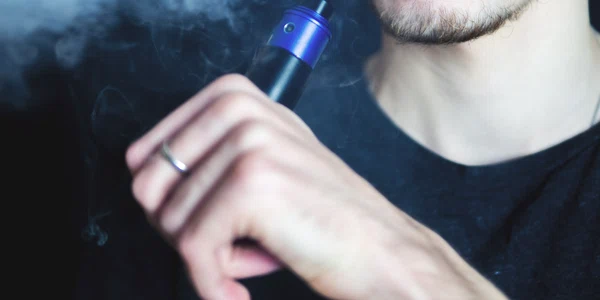 shutterstock 1026039940 adolescenti vaping jpg