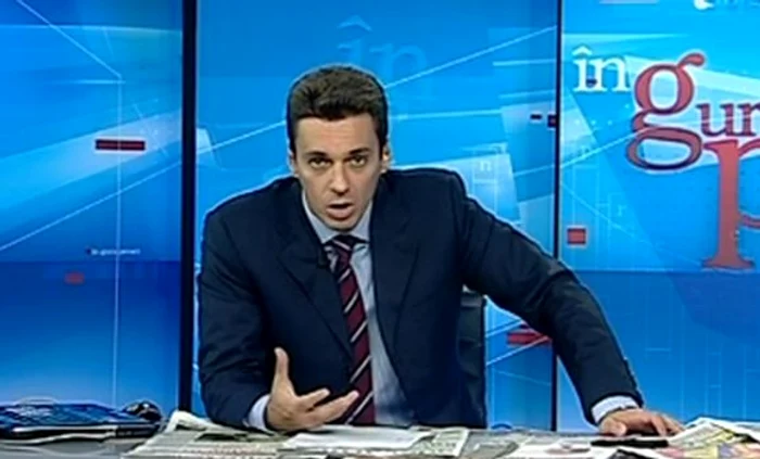 Mircea Badea îşi aranjează părul doar cu peria. (captură Antena 3)