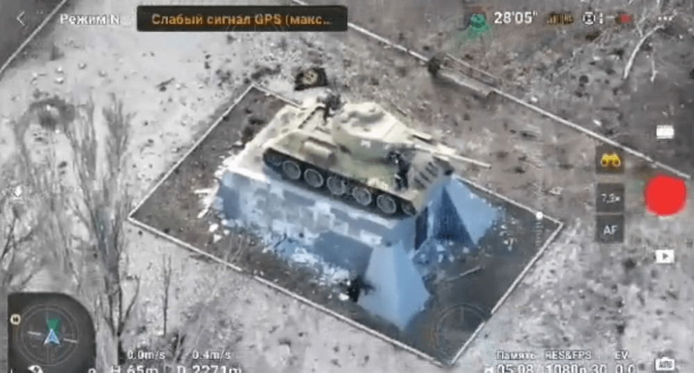Momentul în care mercenarii Wagner își pun steagul pe monumentul din Bahmut dedicat tancului sovietic T-34 VIDEO