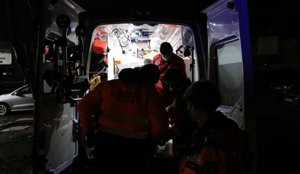 Accident rutier pe A1. Un microbuz supraîncărcat cu pasageri a lovit un autoturism. Opt copii au ajuns la spital 