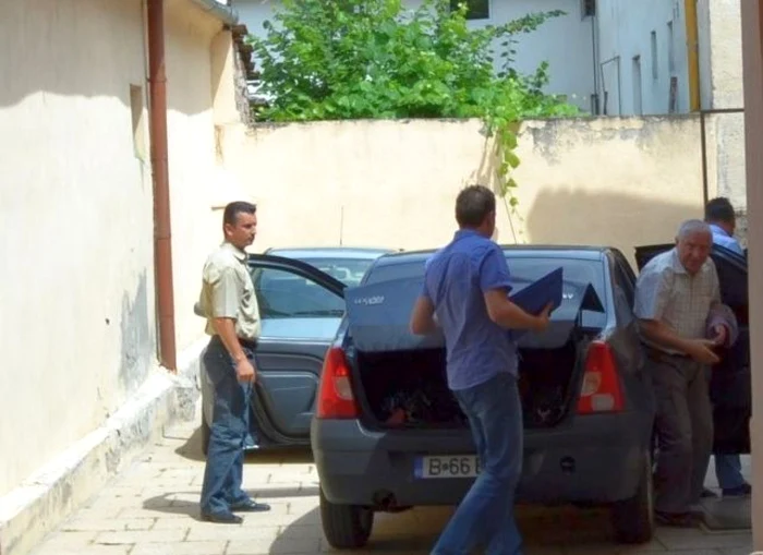 Fostul prorector Nicolae Todea (dreapta) a fost dus la audieri la DNA