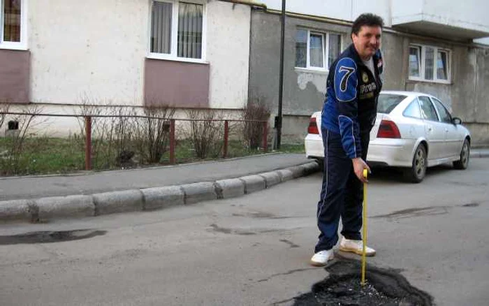 Gropile de pe Tineretului, devoratoare de roţi