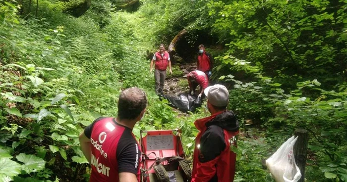 Trupul bărbatului a fost recuperat de salvamontişti. FOTO: Salvamont România.