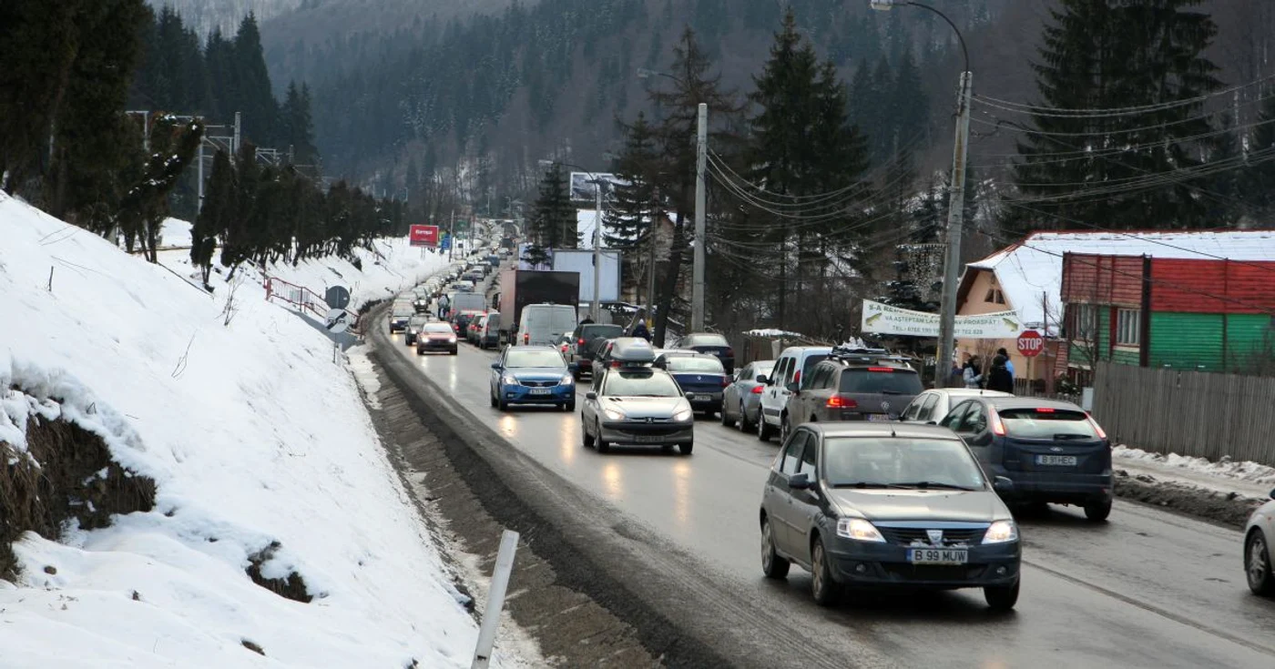 Traficul pe Valea Prahovei se desfăşoară în condiţii normale, în pofida ninsorii. FOTO Adevărul