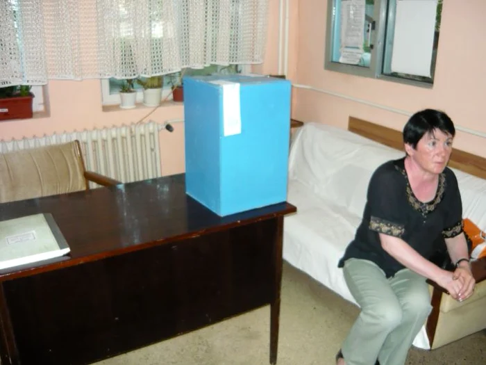 Bărbatul internat în căminul din Spineni le-a sesizat poliţiştilor că este împiedicat să voteze, nefiind solicitată urna mobilă FOTO: arhiva Adevărul