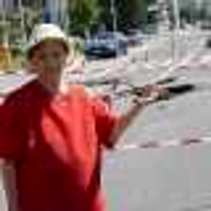 Inginerul Margareta Bălan susţine că surparea s-a produs din cauza canalizării; Foto: Cosmin Costache 