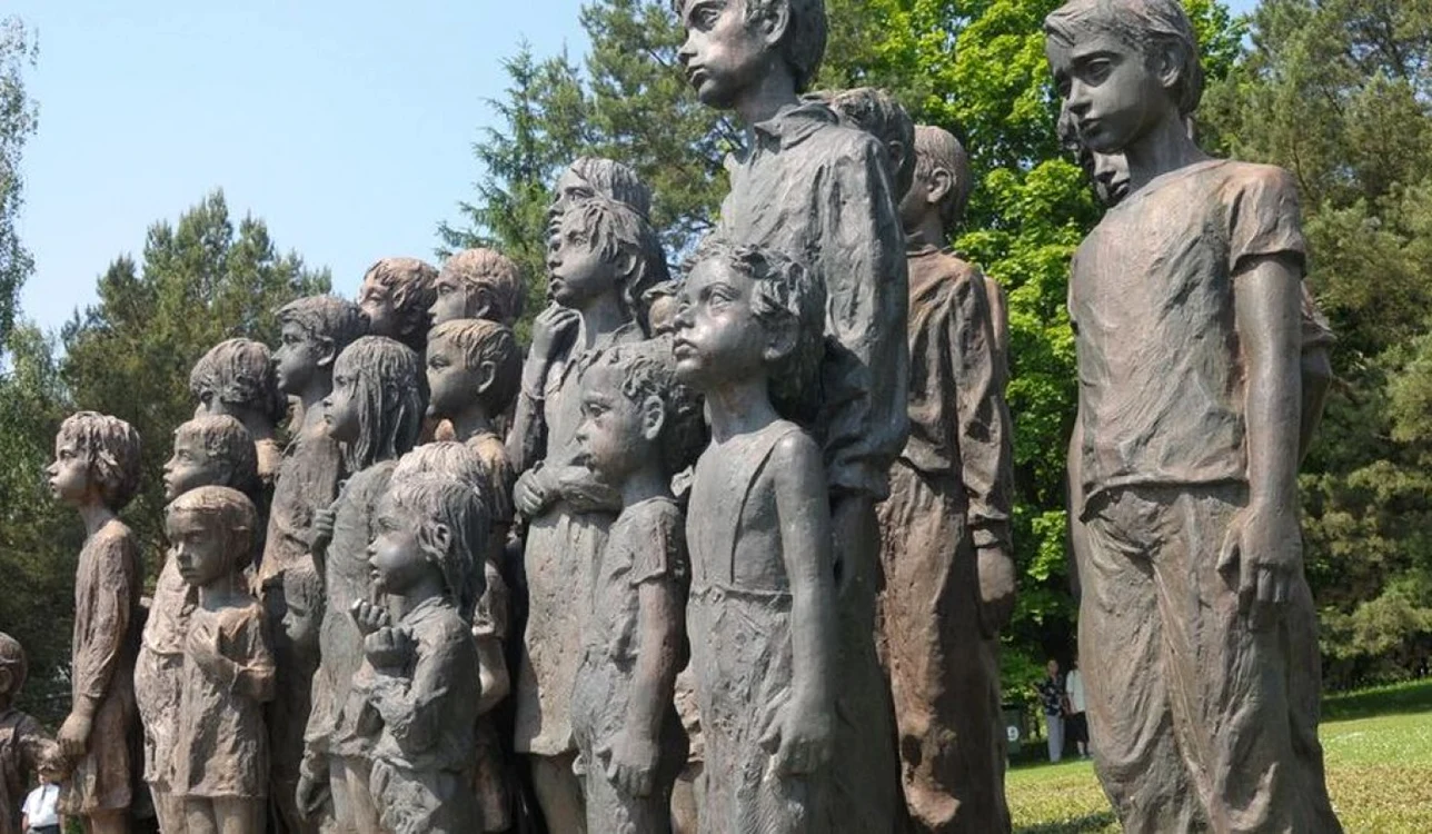 Statuile din bronz ale copiilor din cadrul Memorialului de la Lidice FOTO smithsonianmag.com