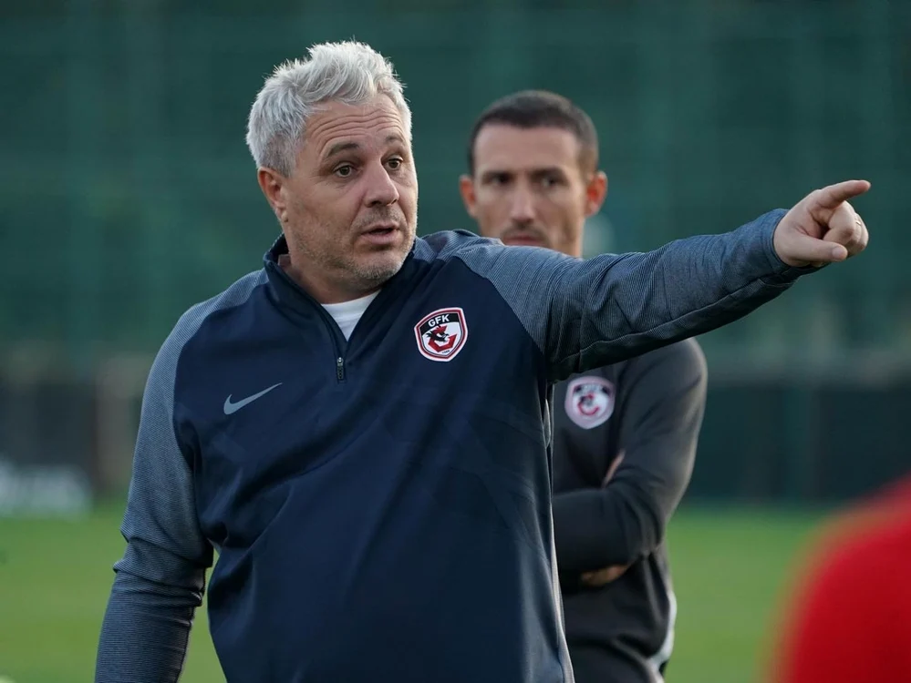 Marius Șumudică nu poate rămâne calm în timpul meciurilor, pe marginea terenuluiFoto: Facebook / Gaziantep