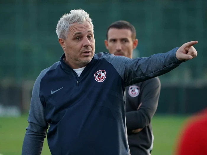 
     Marius Șumudică nu poate rămâne calm în timpul meciurilor, pe marginea terenuluiFoto: Facebook / Gaziantep  