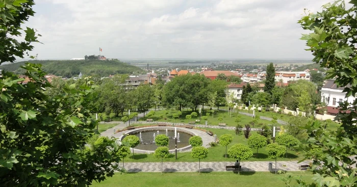 Dezbaterea publică a fost planificată a avea loc pe Dealul Grădişte (în fundal), loc unde slătinenii ajung doar cu maşina...