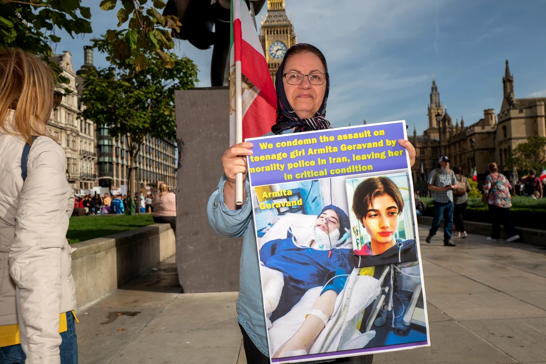 O activistă protestează la Londra față de reținerea lui Armita Garawand FOTO: Profimedia