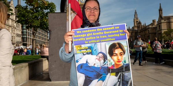 Activista proteastează la Londra față de reținerea lui Armita Garawand 8 oct 2023 profimedia 0811800713 jpg
