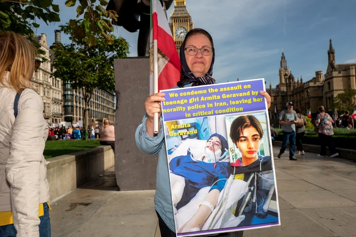 O activistă protestează la Londra față de reținerea lui Armita Garawand FOTO: Profimedia