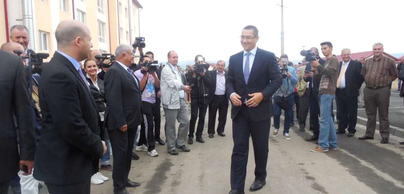 Ponta a fost prezent la repartizarea locuinţelor ANL