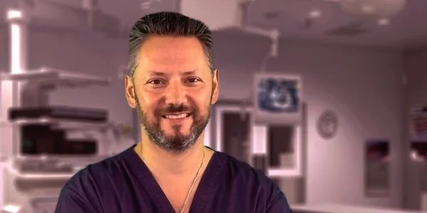 Dr. Ştefan Mindea - neurochirurgul venit de la Stanford la Constanţa - care a inventat tehnica ultra minim invazivă la nivel lombar şi cervical Sursa mindea.ro
