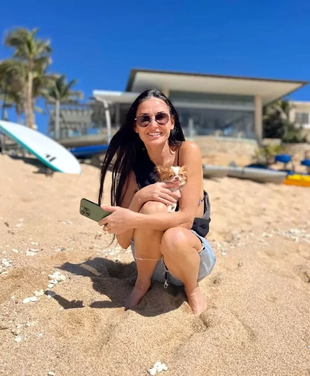 Demi Moore, alături de  câinele ei, Pilaf pe plajă 