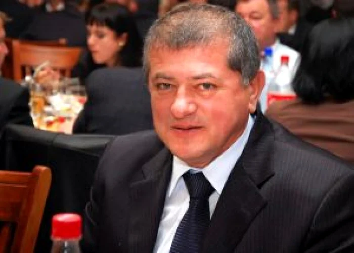 Înainte de a ajunge la conducerea Poliţiei Comunitare Piteşti,
Gheorghe Dumitrescu a fost şef al Serviciului Rutier Argeş, structură din
care ieşise recent la pensie. Sursa foto: www.ziarulargesul.ro