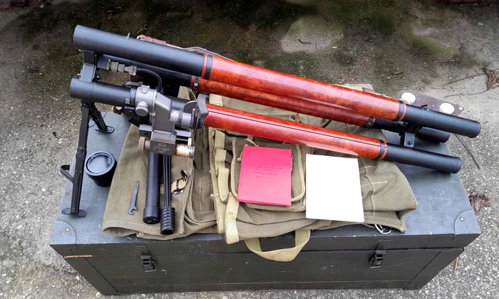 Aruncătorul de Grenade Incendiare AGI 3x40 din colecția Muzeului Militar Național „Regele Ferdinand I”, împreună cu lada și accesoriile