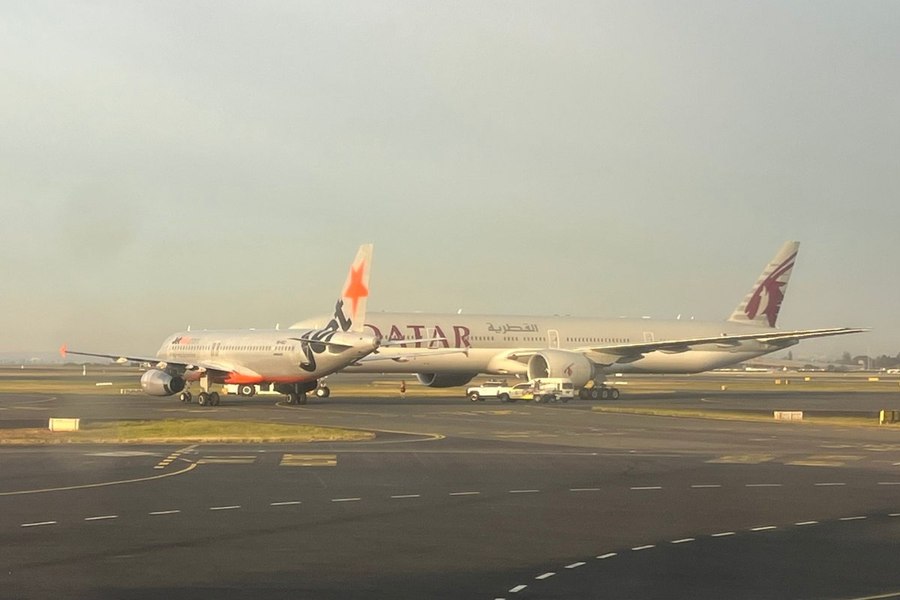 Două avioane cu sute de pasageri la bord, la un pas de o coliziune devastatoare pe aeroport. Piloții au frânat brusc