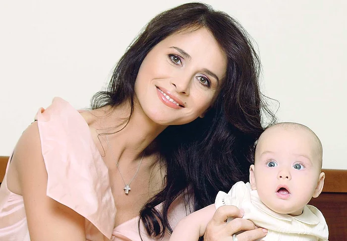 Mădălina Manole, într-una din puţinele fotografii în care apare cu băieţelul ei. Micuţul avea un an când mama lui a muritFoto: Story