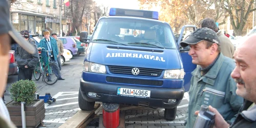 O maşină a jandarmilor a lovit stâlpul  telescopic, ieri