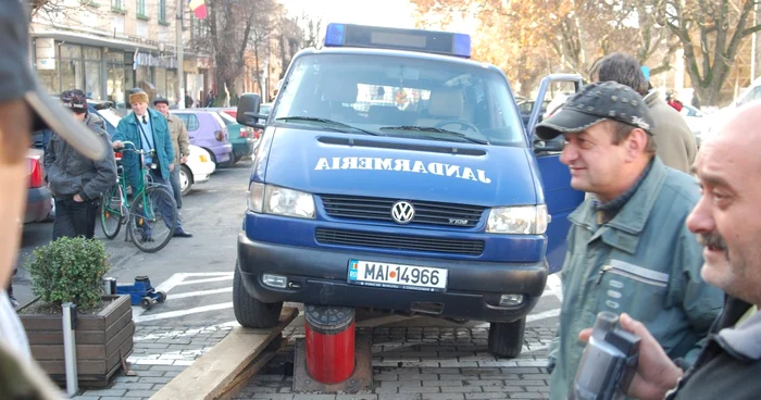 O maşină a jandarmilor a lovit stâlpul telescopic, ieri