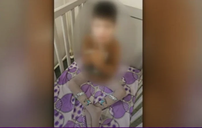 Trei dintre copii au fost găsiți legați. FOTO captura video Digi24