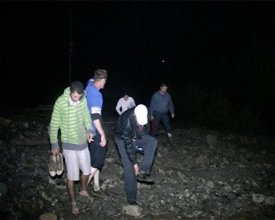 Pentru că n-au mai putut trece cu maşinile, unii dintre turişti au plecat pe jos din staţiune. Foto Adevărul
