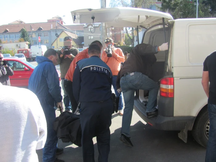 Cadavrul femeii a fost transportat la Medicina lEgala, pentru necropsie - FOTO: Ramona Găină
