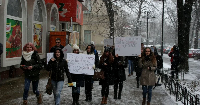 Voluntarii proiectului "BiblioPovestaşii" FOTO: Ştefan Borcea