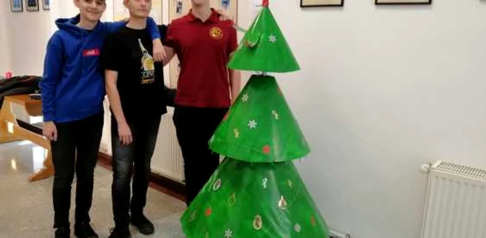Marius, Alexandru şi Ionuţ, cei trei elevi care au creat bradul robot