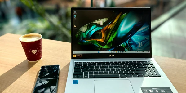 Laptop Acer Aspire Go 15 în deplasare FOTO Adrian Pogîngeanu (1) jpg