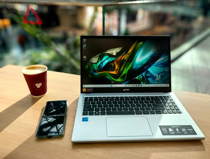 Laptop Acer Aspire Go 15 în deplasare. FOTO Adrian Pogîngeanu