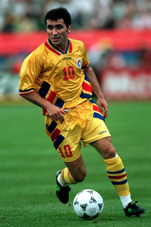 Hagi cu mingea la picior