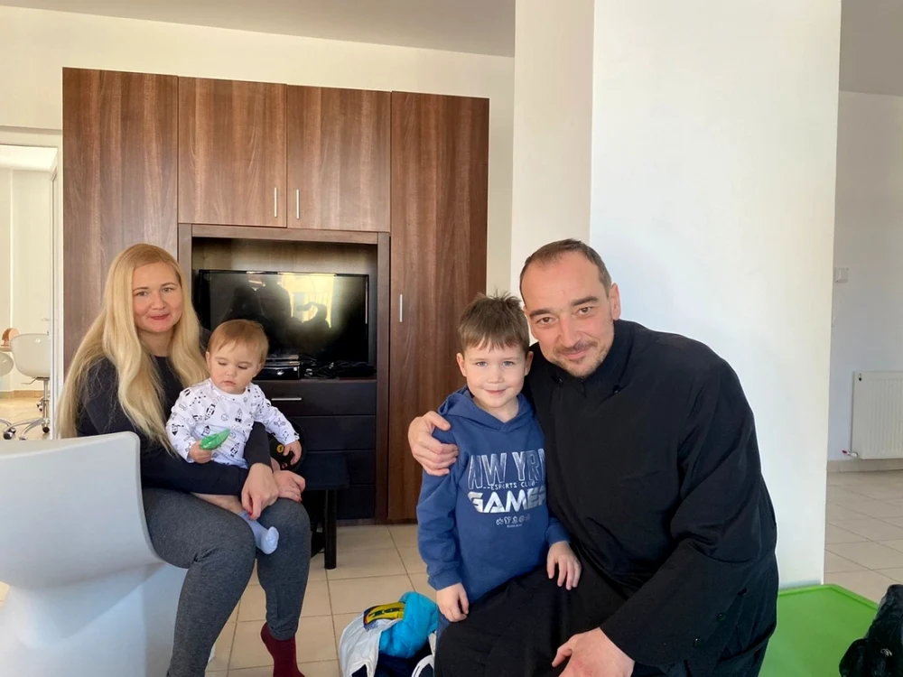 preot claudiu banu si familie de refugiati foto arhiva personala