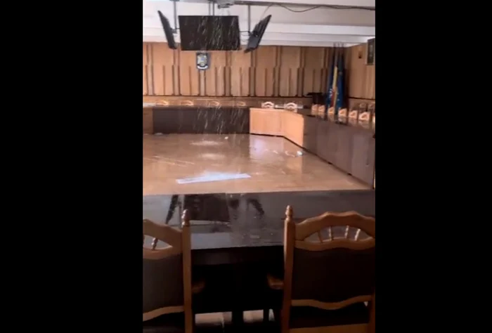 Mai multe săli ale Academiei de Poliție au fost inundate. FOTO captură video ISU București Ilfov